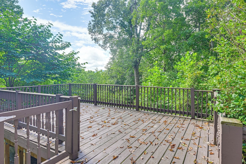 5-story Group Getaway w/ Game Room in Franklin!