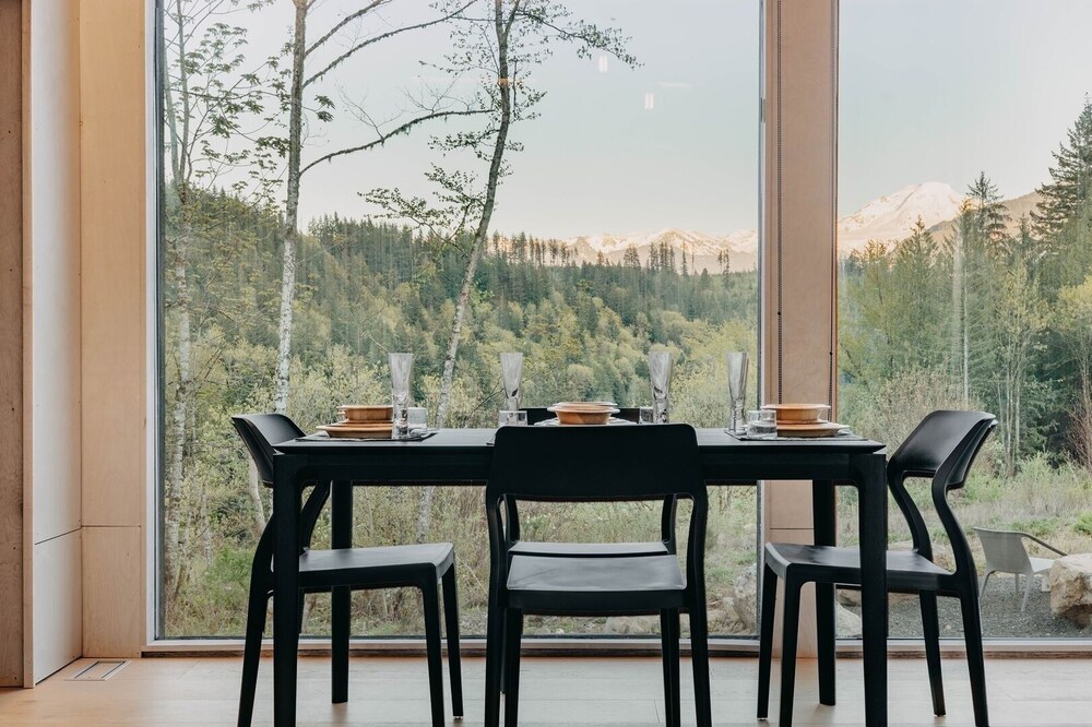 58mf - Wi-fi - Pets Ok - Evc - Amazing Views 2 Bedroom Cabin by RedAwning