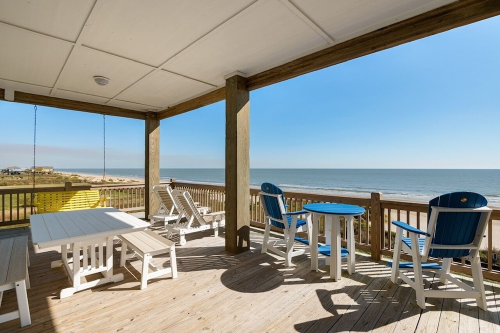 Deja Blue 5 Bedroom Home by RedAwning