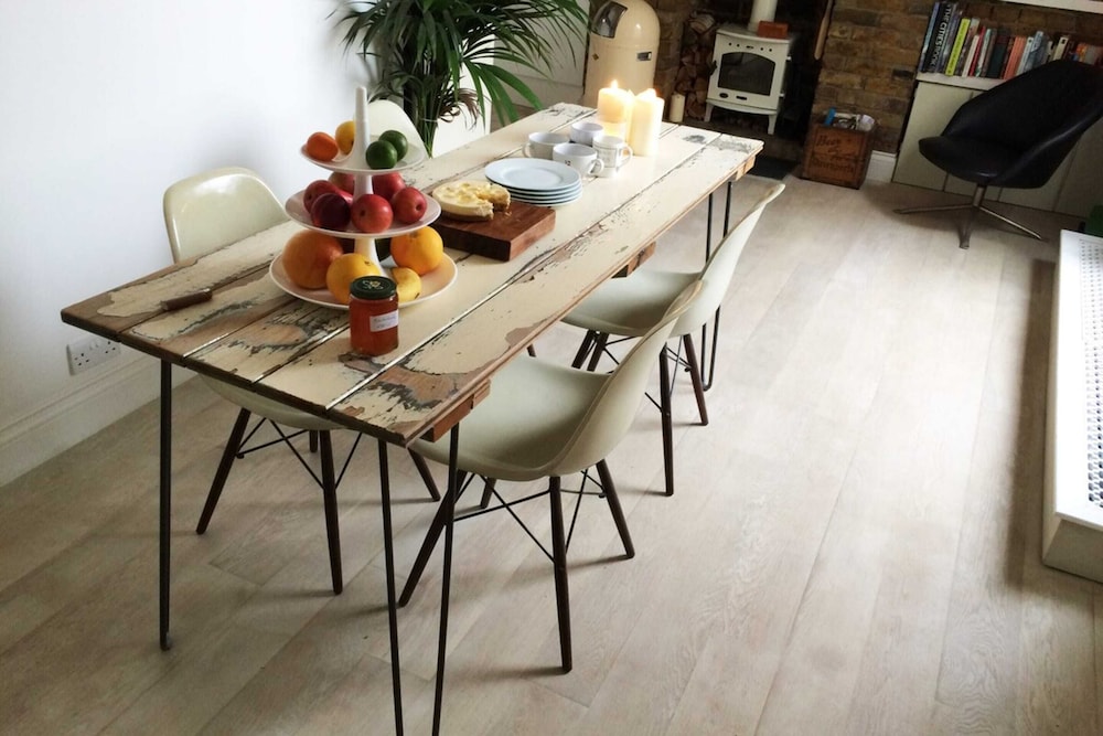 Beautiful Canalside 1-bedroom Flat With Terrace
