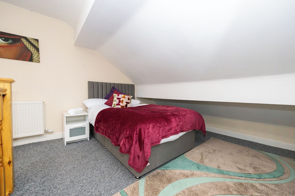 Cosy 4 Bed Townhouse Near Keele University and Royal Stoke Hospital