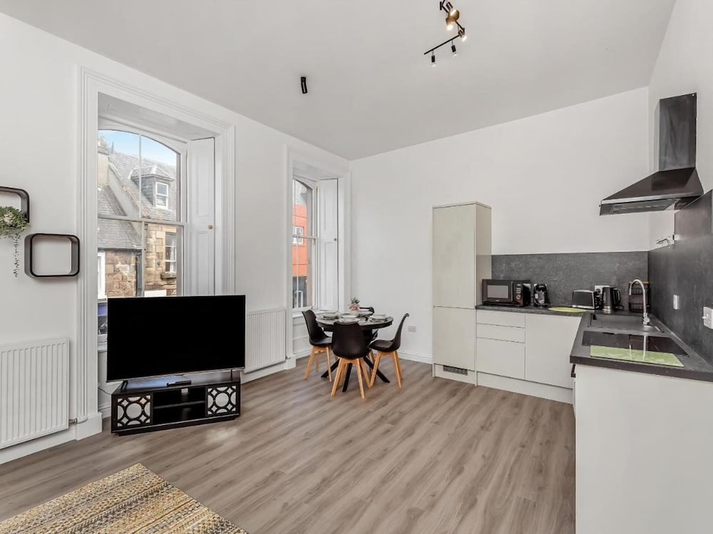 Cosy Apartment - Sleeps 4 & Stunning Views
