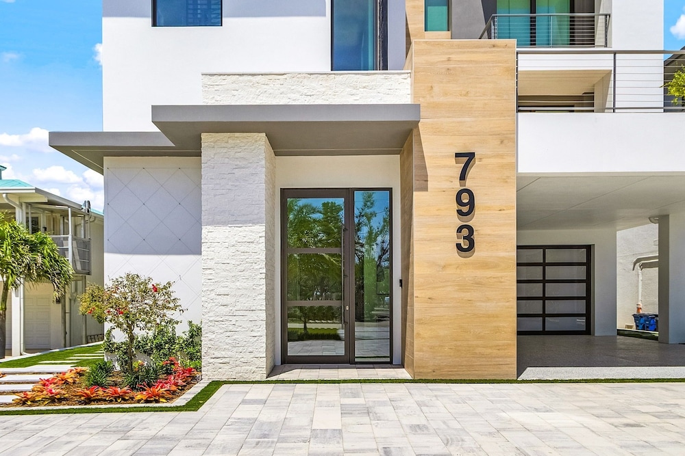793 Shoreline Estate: 6bd/6br, Luxurious Pool Home On The Water! 6 Bedroom Home