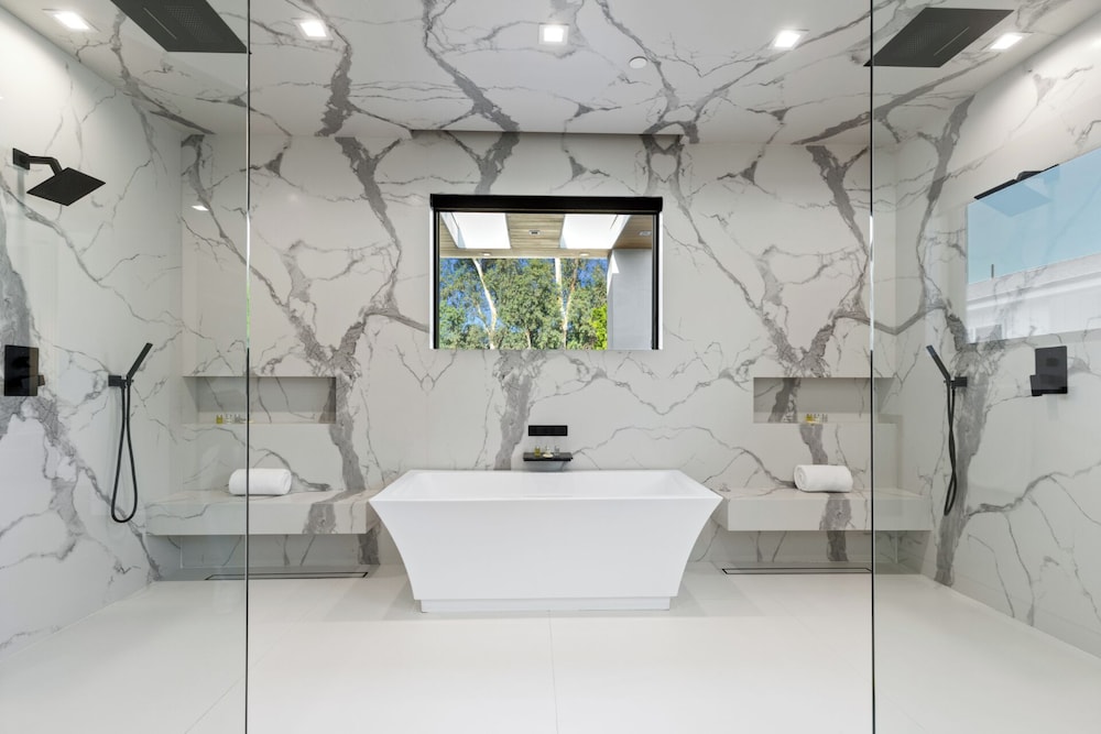 Melvin - Modern Contemporary Estate w/ Backyard + Pool & Spa