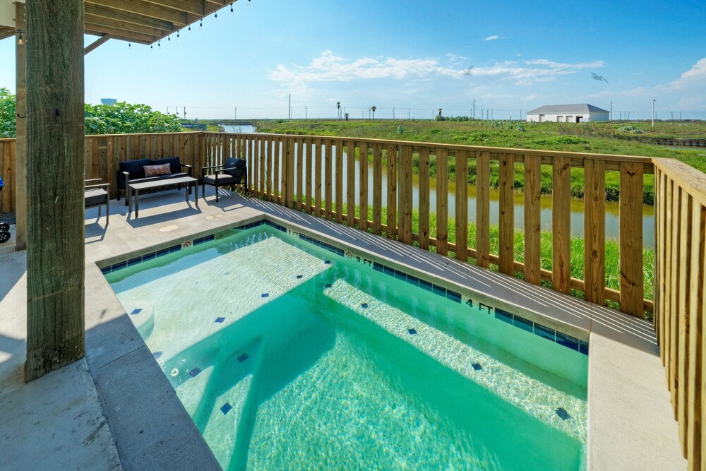 Boardwalk to the Beach, Water Canal View, Priv Pool Island Girl by Avantstay