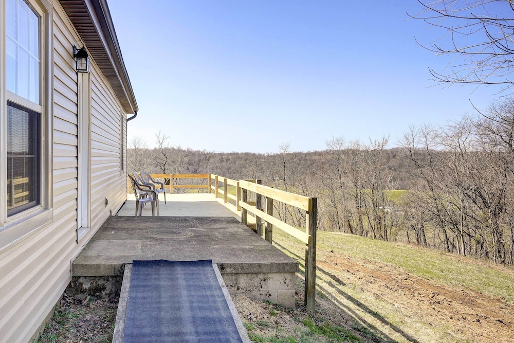 Racine Vacation Rental 25 Mi to Athens! view 3