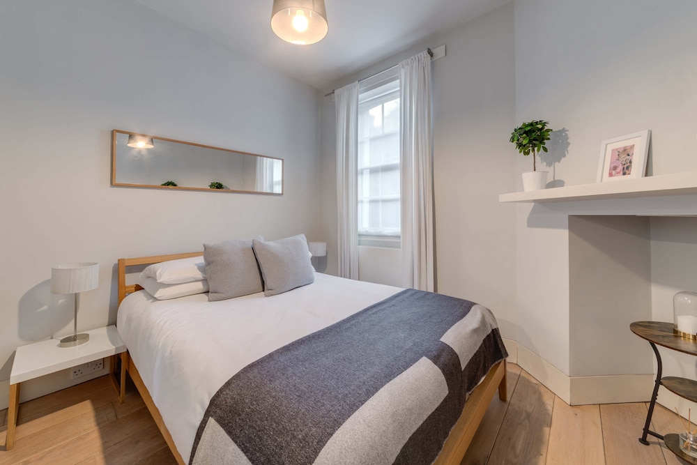 The Foxhole - Fitzrovia - by Frankie Says