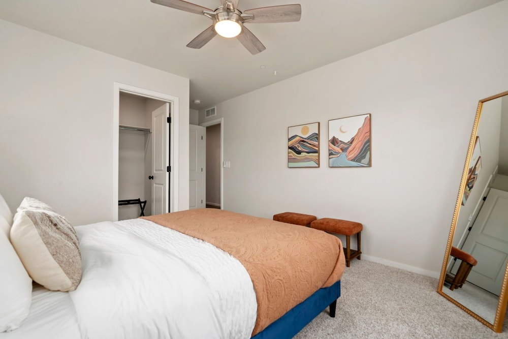 Mosaic Modern - Dog Friendly, Pool + King Suite