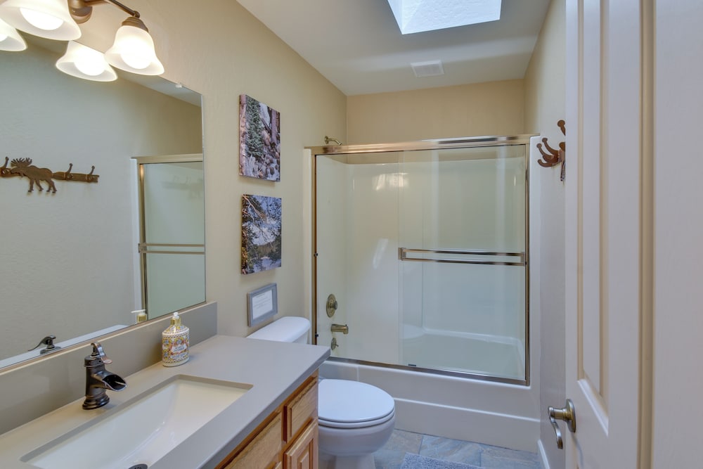Hot Tub + Pool Table: Cabin Near Calaveras Park!