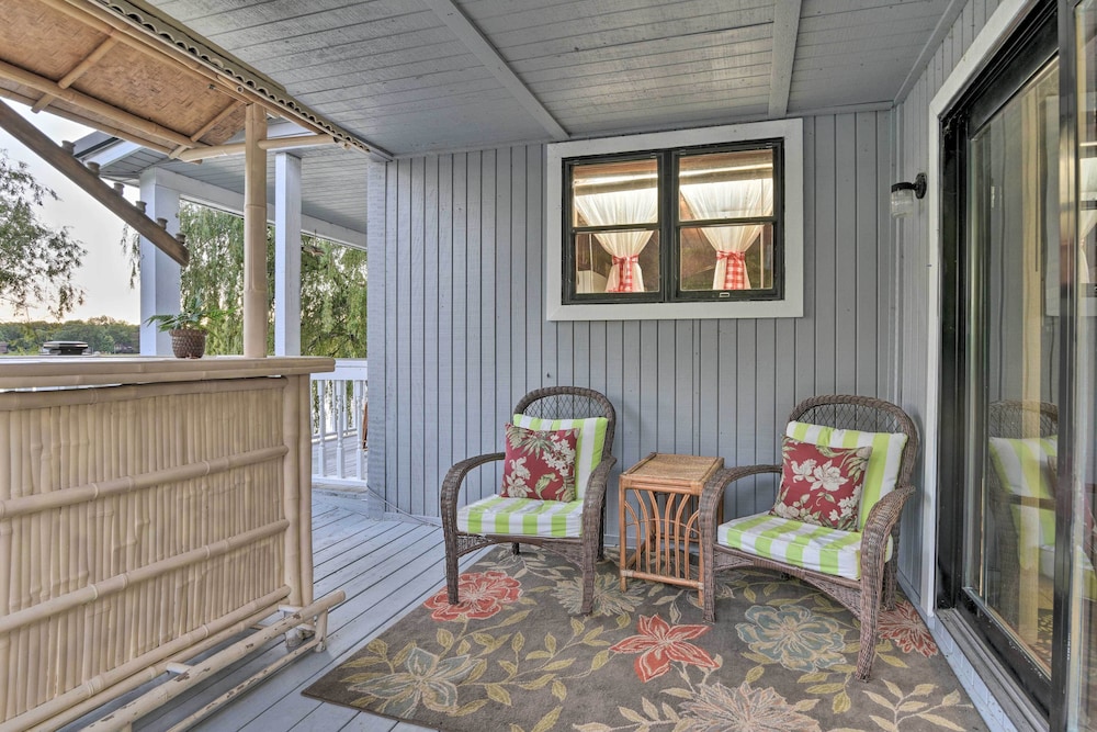 Cozy Lakefront Lapeer House w/ 2 Paddle Boats! view 5