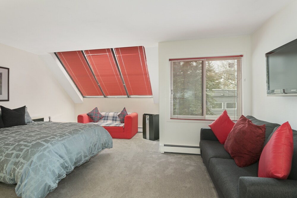 777 Potato Patch 3 Bedroom Condo by RedAwning view 3