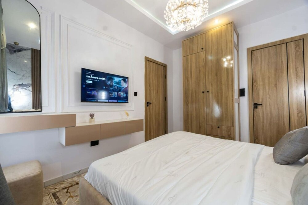 Lux Lekki Home w PS5 Balcony 24 7 Power Security view 4