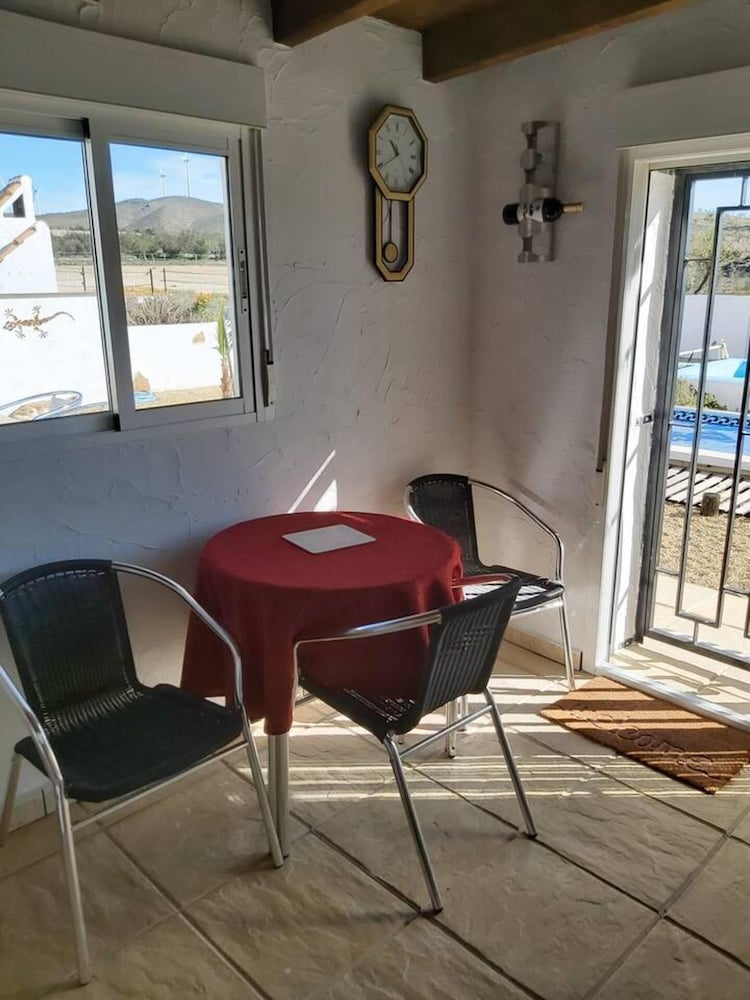 2-bed Villa Sleeps 5 - Private Pool & Free Parking