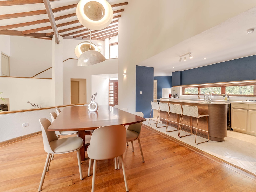w Incredible 5BR House w Jacuzzi in El Poblado