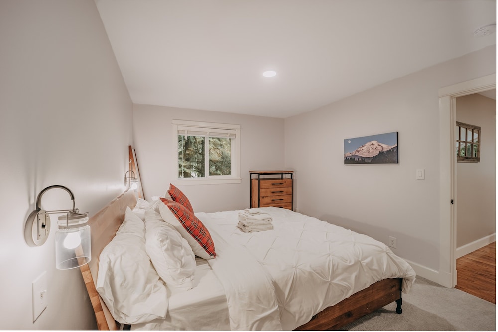 Snowline Cabin #69 - An Elegant Country Home! Sleeps 8 view 3