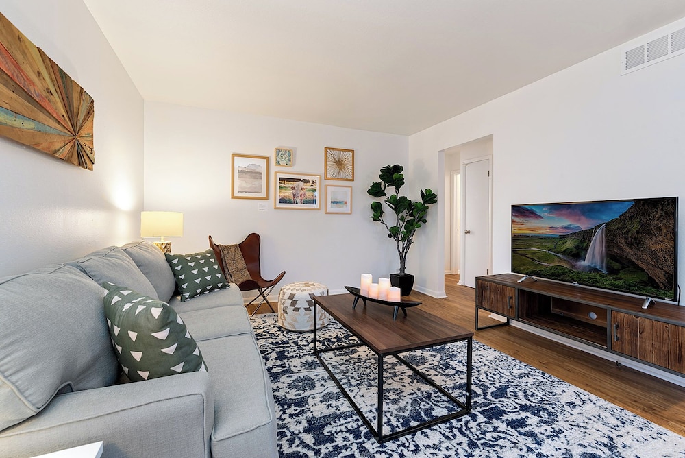 Orchard Flats Perfect Group Stay w/ Yard and BBQ