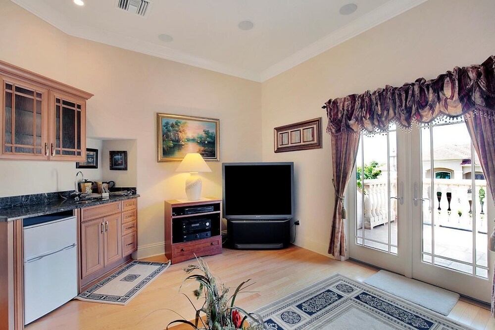 SPIN509 4 Bedroom Holiday Home by Marco Naples Vacation Homes