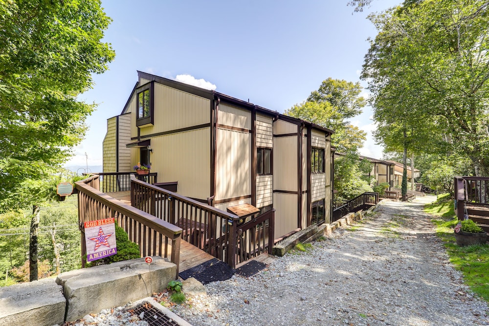 1 Mi to Ski: Condo w/ Fireplace in Beech Mountain! view 5
