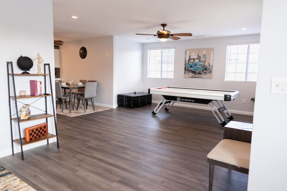Large 4-bedroom House With AIR Hockey Table Close TO Disneyland IN Orange County p41