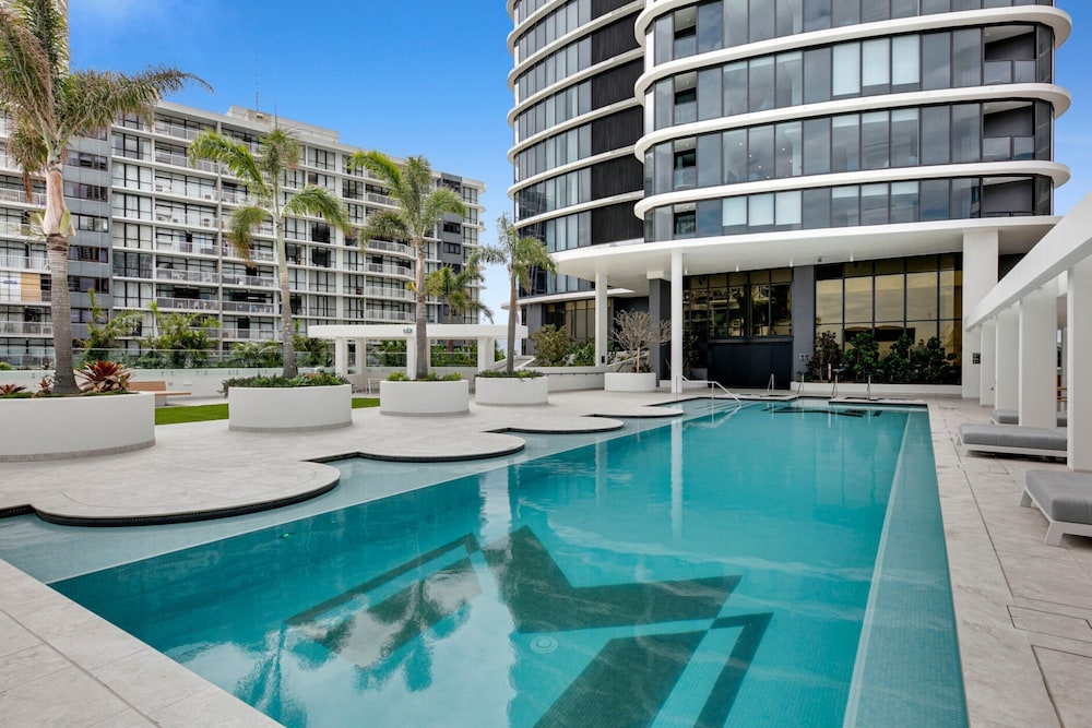 Oceanfront 2-bed With Spectacular View Pool & Gym