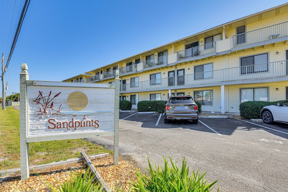 < Half-mi to Beach: Quaint Destin Condo