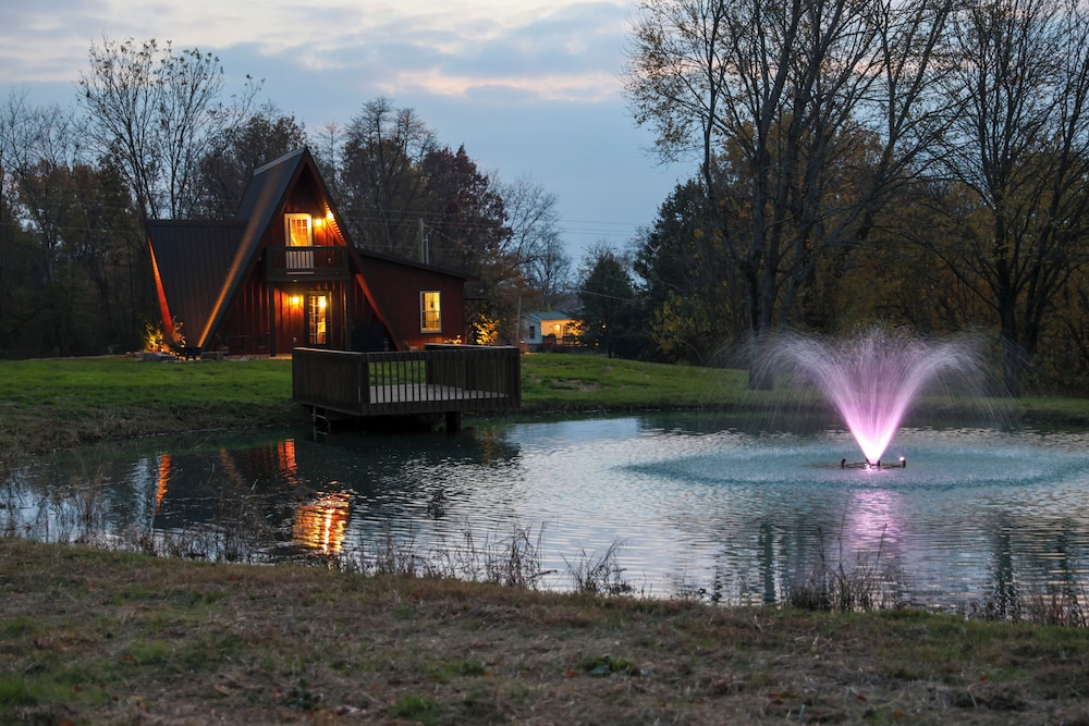 Hot Tub, Fire Pit, Bbq, On-site Pond: Kenton Cabin