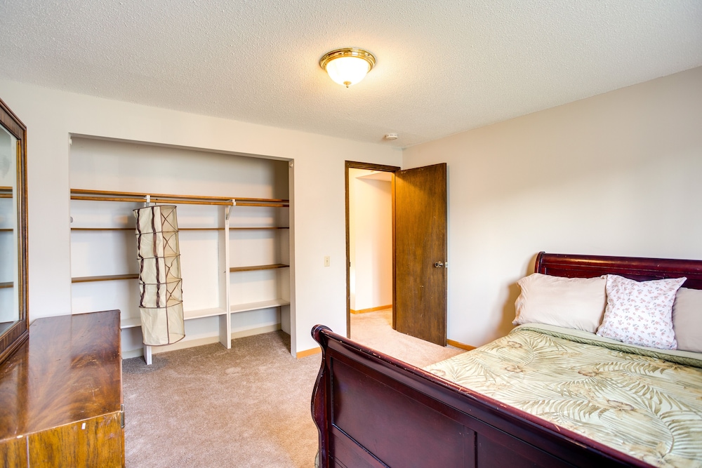 Spacious Family Home: 11 Mi to Dtwn Minneapolis!