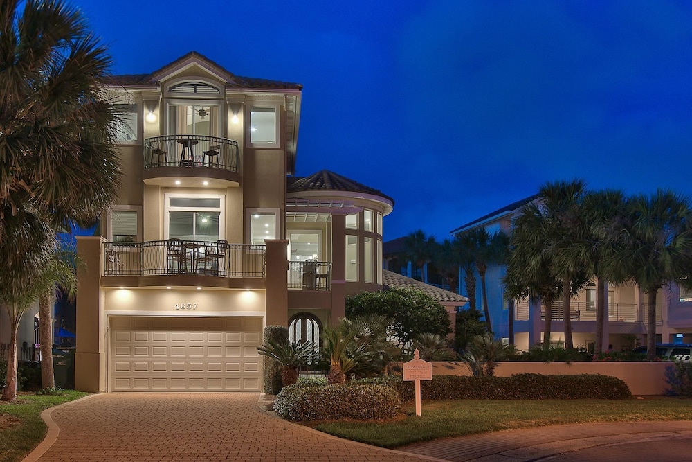 Shore to Please 4 Bedroom Holiday Home by Five Star Properties