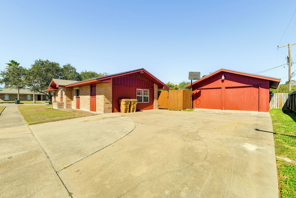 Game Room & Grill: Family Home in Corpus Christi!