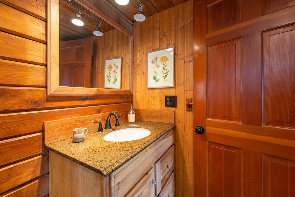 Heart Soul Log Cabin Sanctuary w Walking Trails