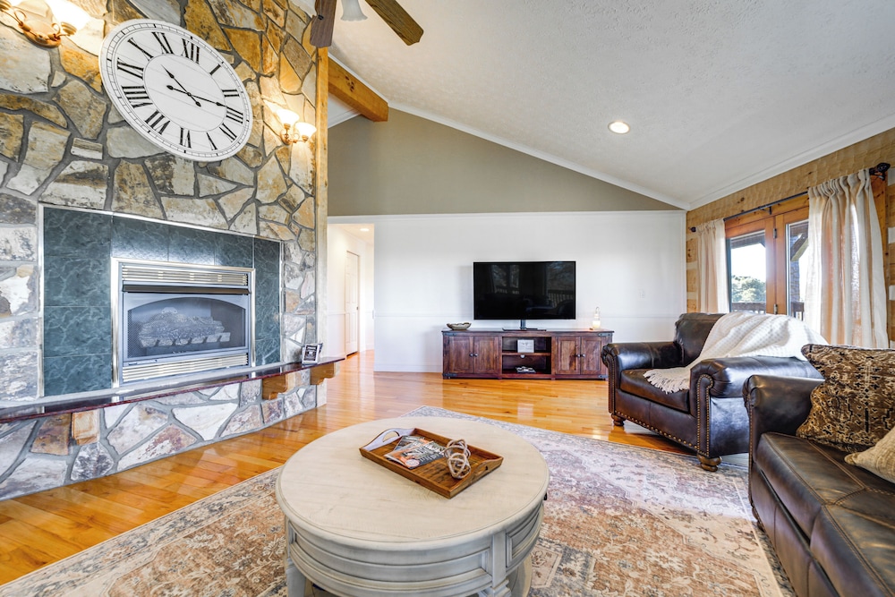 Panoramic Mtn Views: Spacious Tennessee Home!
