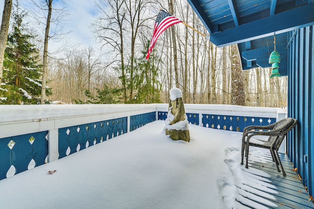 2 Mi to Schuss Mountain: Cozy Cabin w/ Deck