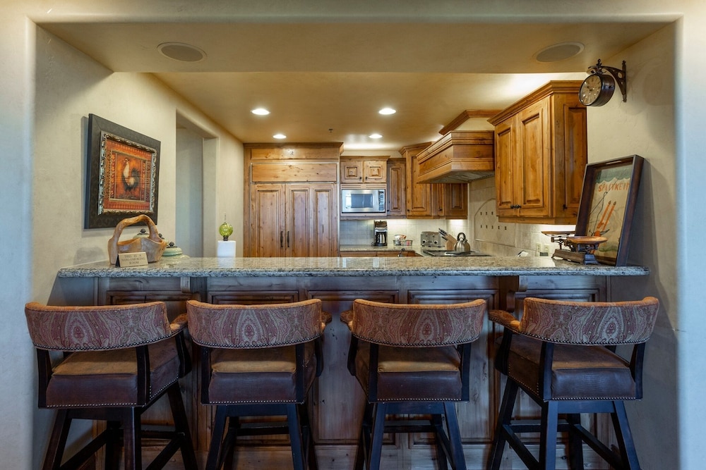 Grand Lodge - 3 Bedroom Deluxe #308 - Ski-in/out 3 Condo