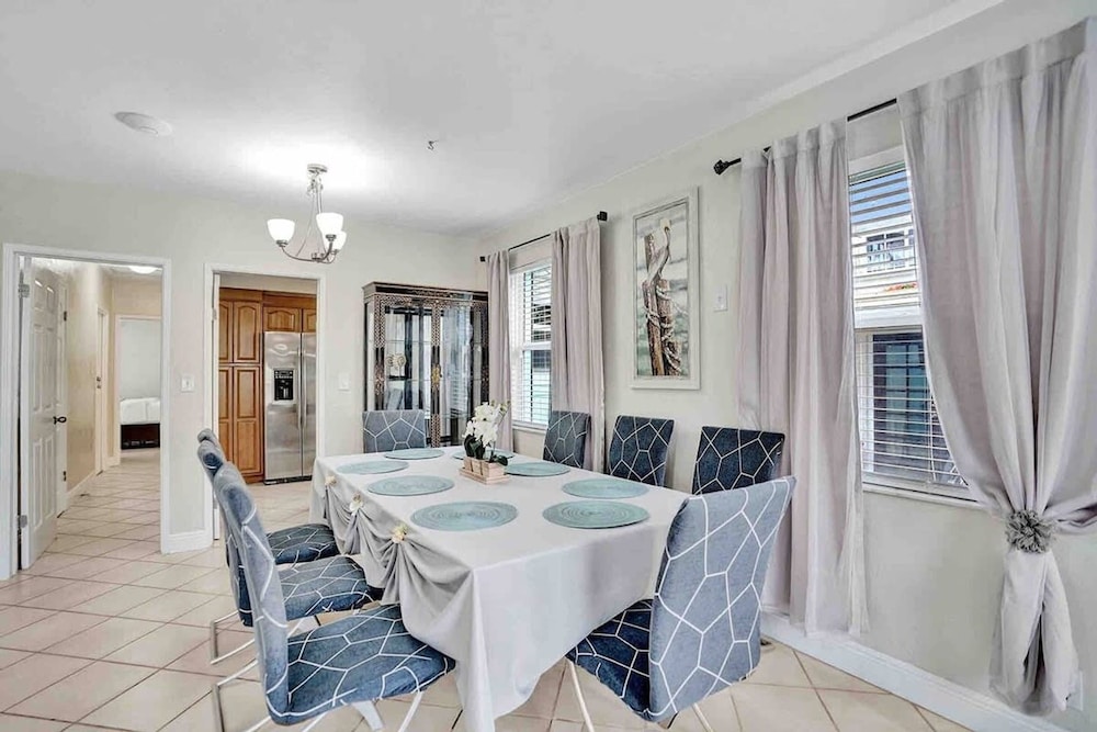 Palm Lined Oasis Walk To Beach Free Parking - Image 5