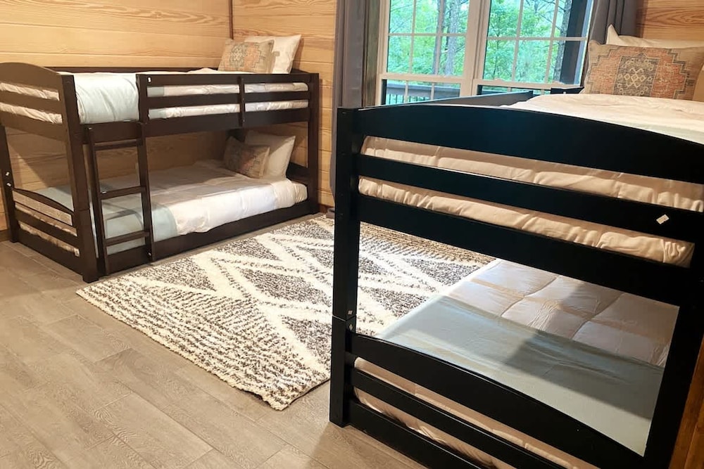 Family-friendly Broken Bow Cabin w spa Game Room