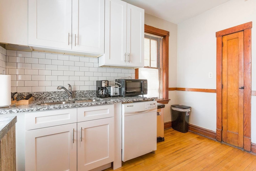 Chicago Vacations - Vintage Uki Village Charmer, Quiet Cozy 2 BDR - Property Image 1