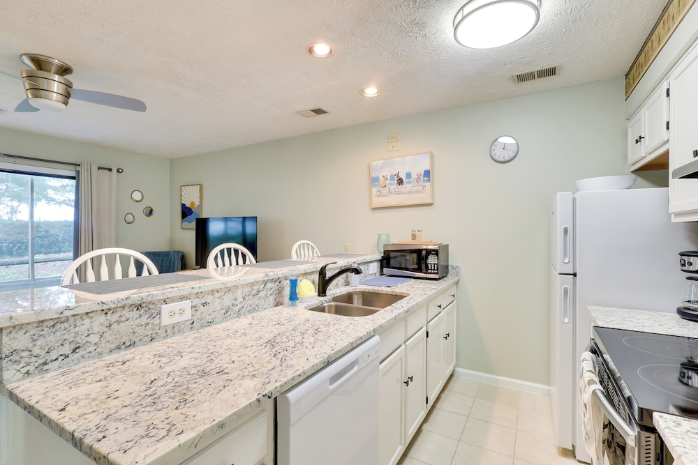 5 Mi to Cherry Grove Beach: Dog-friendly Condo!