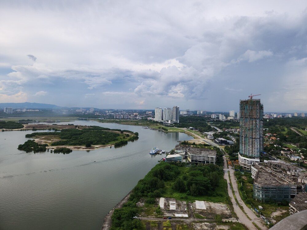 Country Garden Danga Bay by Widebed JB