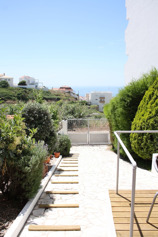 Ericeira Chill Hill Hostel & Private Rooms - Peach Garden