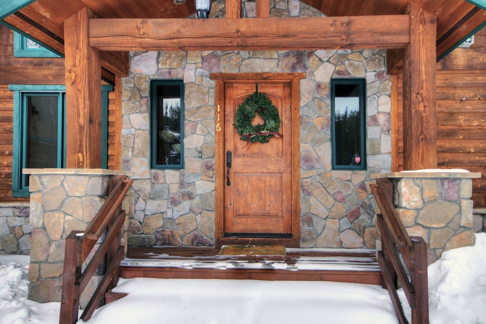 Pine Needle Lodge 5 Bedroom Home by RedAwning