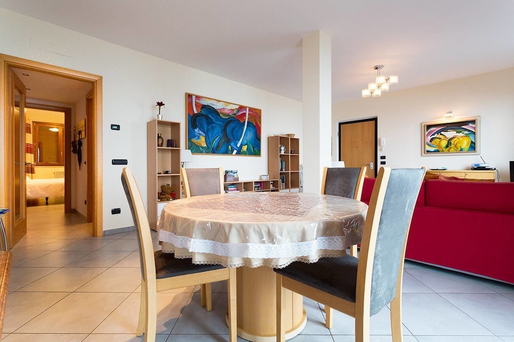 Contemporary 3 Bed Apartment With Lake Views, Wifi, Near Village
