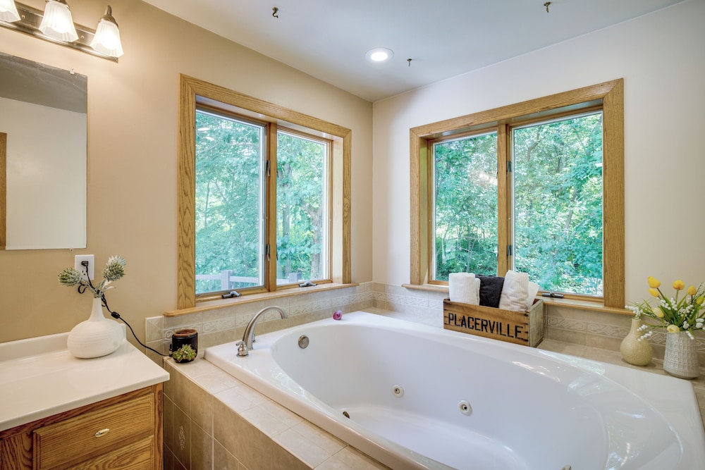 Spacious Family Villa w/ Decks in Chilton!