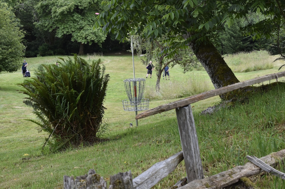 Lucky Mud Inn and Disc Golf Resort