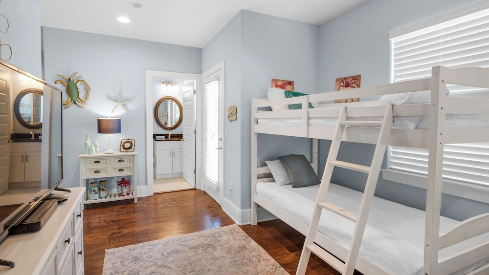 Blue Mountain Beach - Sleeps 12 - Steps From Pool view 2