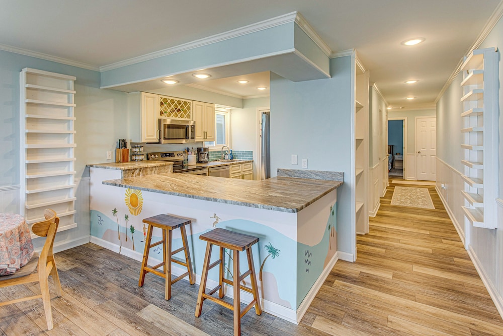 Beachfront Oasis w/ Pool Access in Surfside Beach!