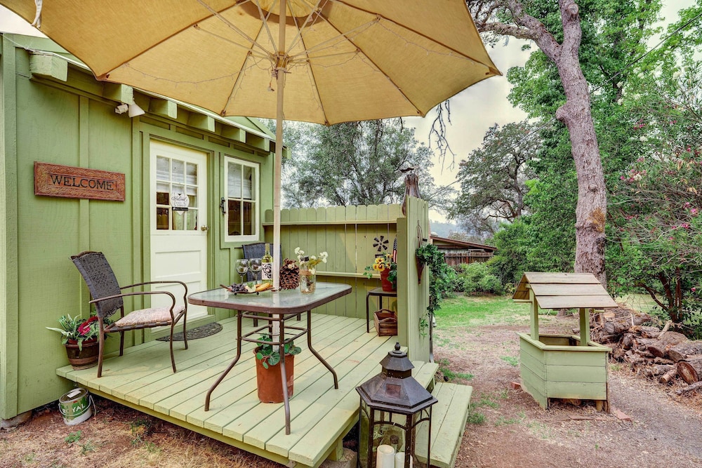 Charming Tiny Home w/ Deck & Pond Access! in Grass Valley, US