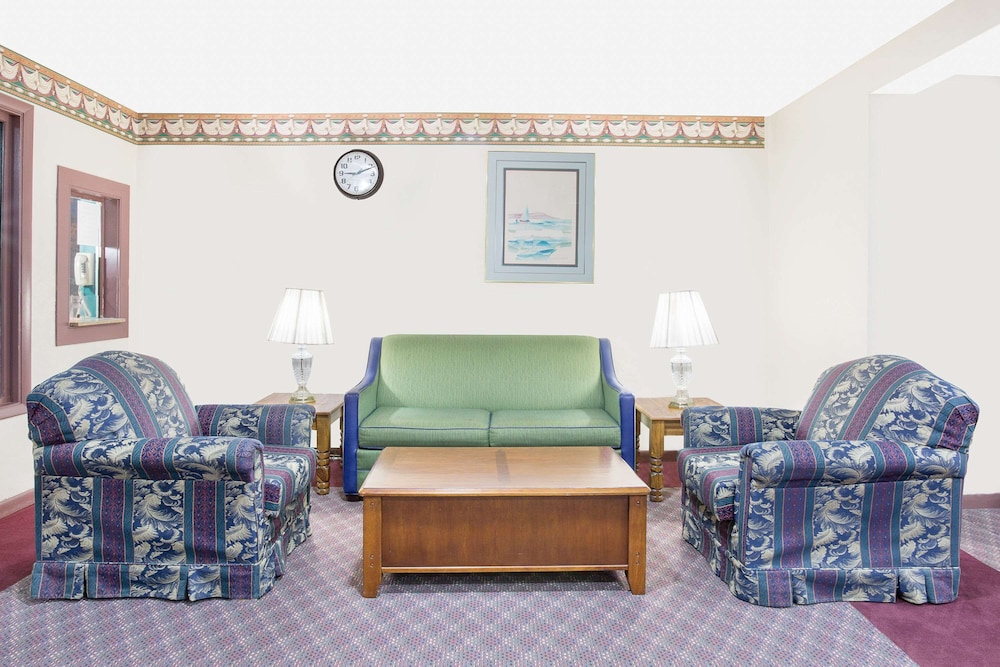 Roanoke Rapids Vacations - Knights Inn Emporia - Property Image 2