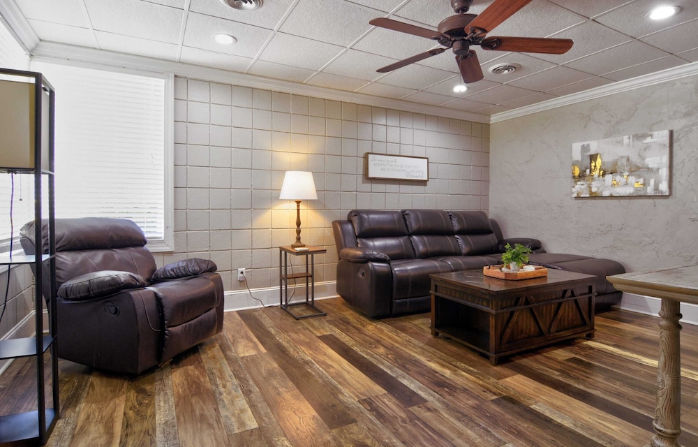 Statesboro Vacations - Comfortable Cottage on the Blue Mile - Close to GSU - Property Image 1