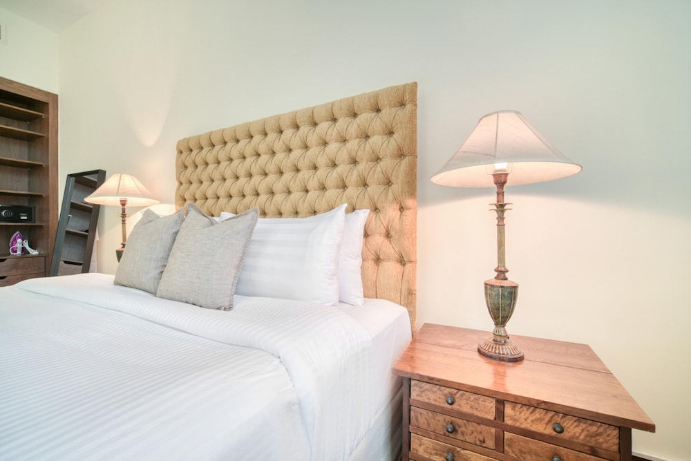 Vibrant Palm Lifestyle and Mediterranean Charm