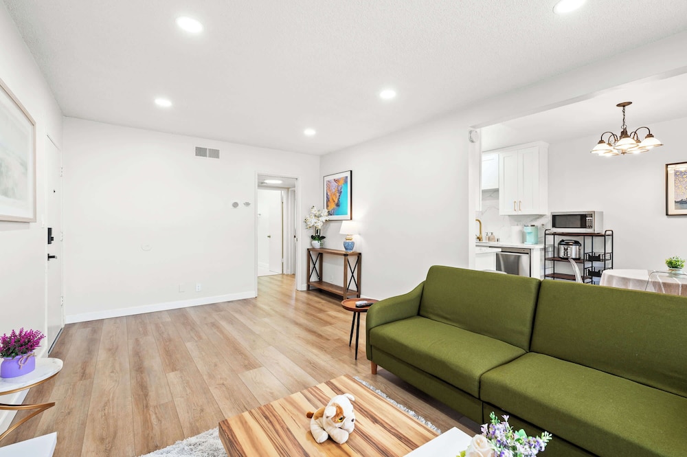 Modern Cozy Retreat Stylish Stay With Patio & Parking